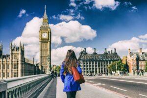 Imagen de chica pasenando por Londres - Visa de residencia en Reino Unido.
